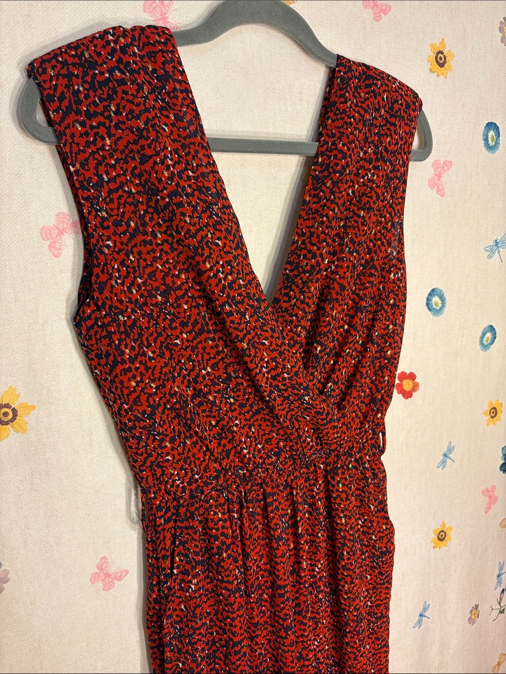 Yinuo - V-Neck Red Blue Gold Flecked Patterned Sleeveless Jumpsuit w/ Pockets!